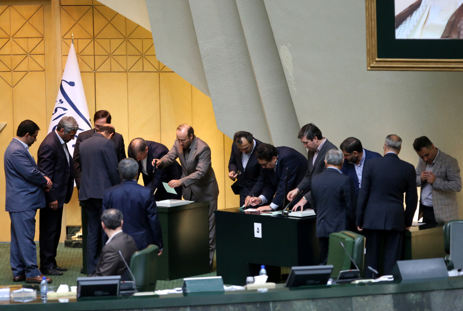 İran Parlamentosu İki Bakanı Azletti 